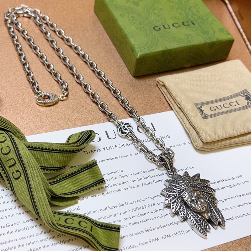 G*u*i necklaces